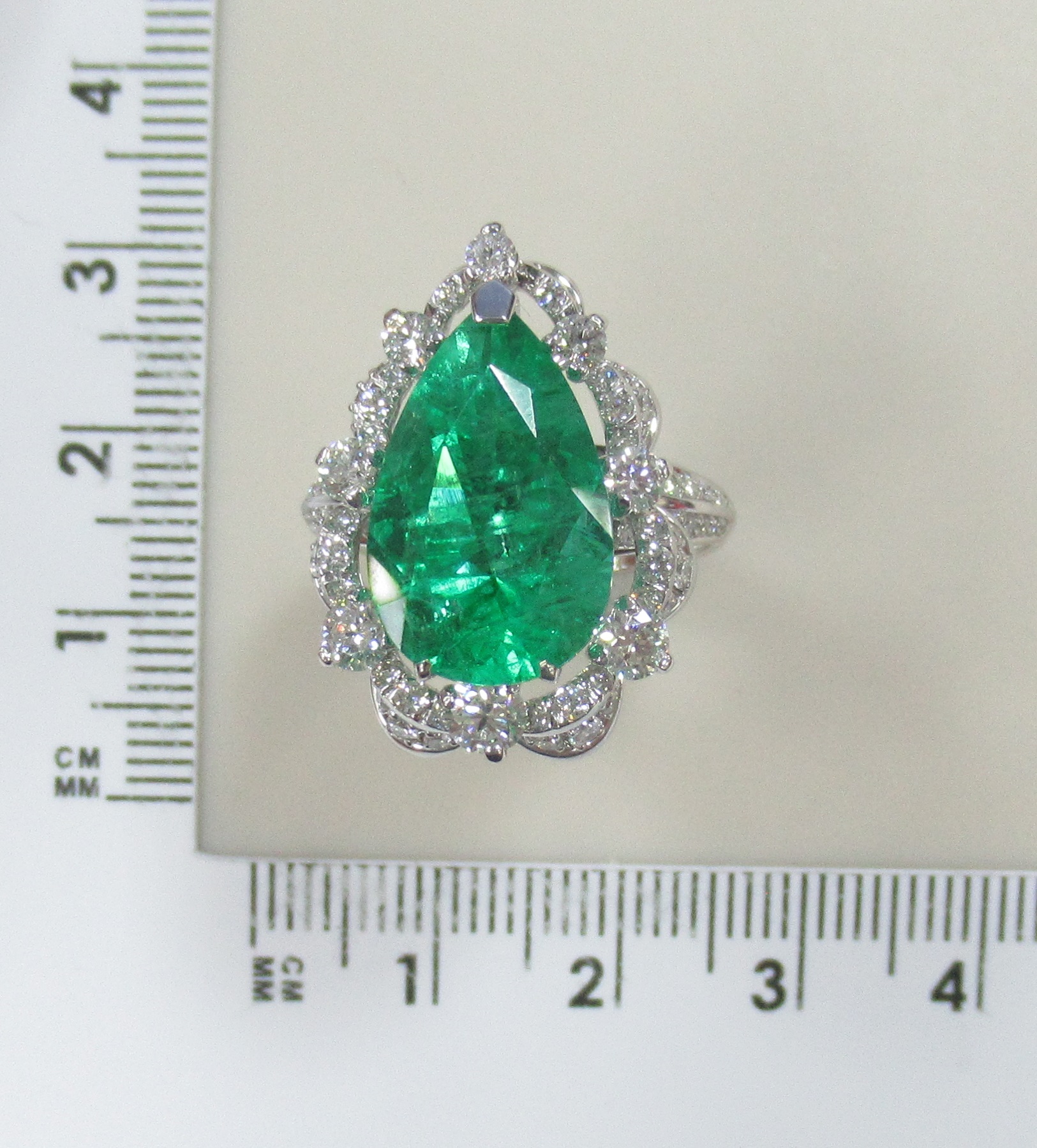 Кольцо из белого золота с изумрудом